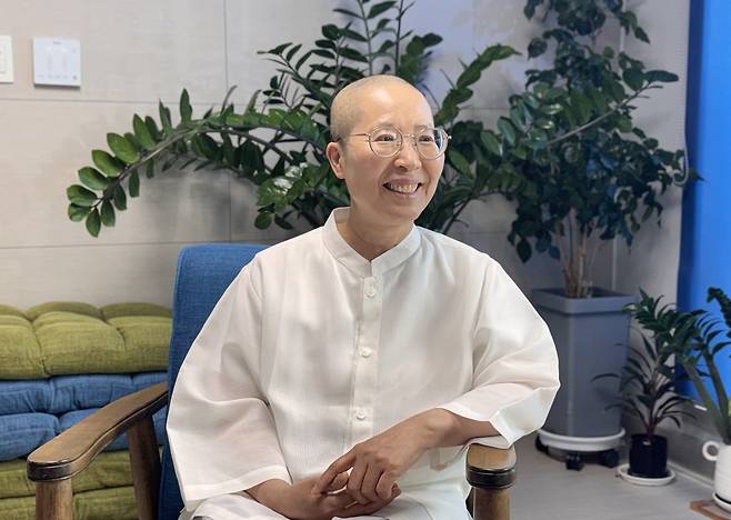 인터뷰하는 불교 상담심리 전문가 효록스님 (서울=연합뉴스) 고미혜 기자 = 청소년 심리 상담서 '사춘기를 여행하는 중생의 안내서'를 펴낸 효록스님이 2일 서울 금천구 다르마심리상담명상센터에서 연합뉴스와 인터뷰를 하고 있다. 2026.7.5.