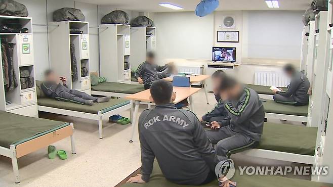 군 장병 휴대전화 [연합뉴스TV 제공]