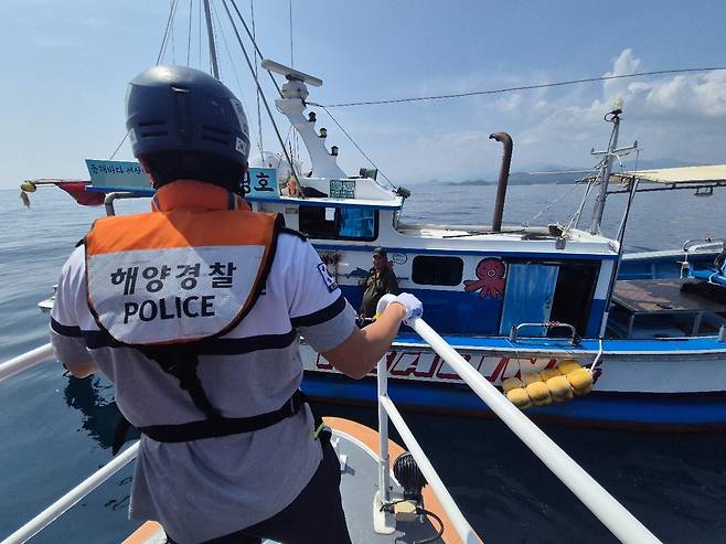 구명조끼 착용 단속하는 해경 [촬영 류호준]