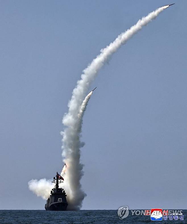 북한, 구축함 '강건호' 무기시험 진행 (평양 조선중앙통신=연합뉴스) 김정은 북한 국무위원장이 진수식 도중 좌초했던 신형 5천t급 구축함 '강건호'에 탑재된 미사일과 함포 등 주요 무기체계 시험을 지난 3일 참관했다고 조선중앙통신이 5일 보도했다.[조선중앙통신 홈페이지 캡처] 2026.7.5 
    [국내에서만 사용가능. 재배포 금지. For Use Only in the Republic of Korea. No Redistribution] nkphoto@yna.co.kr