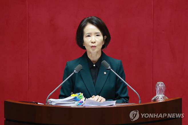 국민의힘 최수진 의원, 정보통신망법 필리버스터 시작 (서울=연합뉴스) 신현우 기자 = 국민의힘 최수진 의원이 23일 국회에서 열린 12월 임시국회 본회의에서 정보통신망 이용촉진 및 정보보호 등에 관한 법률 일부개정법에 대한 무제한 토론을 하고 있다. 2025.12.23 nowwego@yna.co.kr