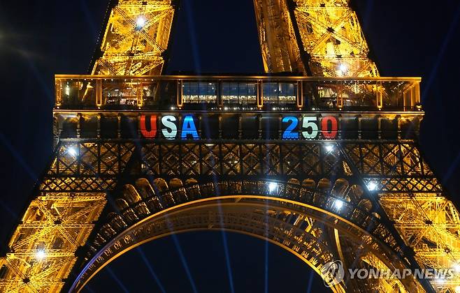 미국 건국 250주년 축하 연출을 한 프랑스 파리 에펠탑 [AP=연합뉴스 자료사진. DB 및 재판매 금지]