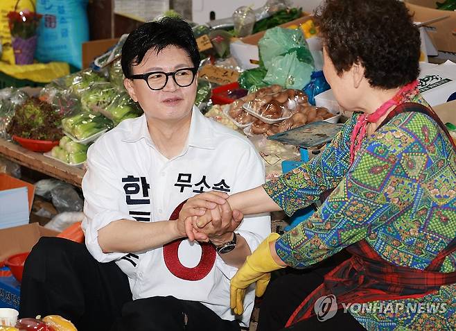 지지 호소하는 한동훈 후보 (부산=연합뉴스) 강선배 기자 = 무소속 한동훈 부산 북갑 국회의원 보궐선거 후보가 6·3 지방선거 및 국회의원 재·보궐선거 공식 선거운동 첫날인 21일 오전 부산 북구 구포시장에서 개점 상인들에게 인사하며 지지를 호소하고 있다. 2026.5.21 sbkang@yna.co.kr