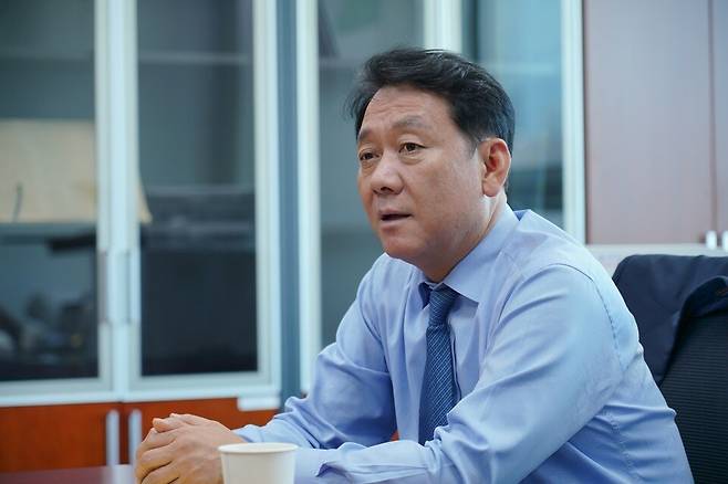 ▲ 이광재 의원이 경기 하남시갑 당선 한 달을 맞아 인천일보와 인터뷰를 진행하고 있다. 이 의원은 국가 예산 구조 재설계와 하남 교통·자족도시 전환 구상을 밝히며 정책 구상을 설명했다. /사진제공=이광재 의원