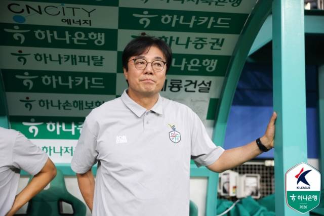 황선홍 대전하나시티즌 감독이 지난 4일 대전월드컵경기장에서 열린 '하나은행 K리그1 2026' 16라운드 부천FC1995와 경기에서 그라운드를 바라보고 있다. 한국프로축구연맹 제공