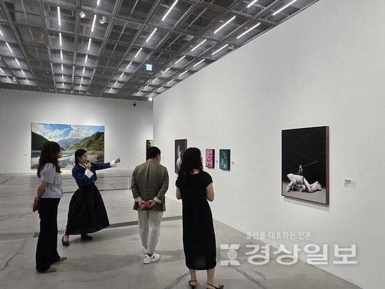 ▲ 지난 2일 울산시립미술관 제1전시실에서 전시 해설을 맡은 황혜진 작가가 현대미술 특별전 2026 국제 하이퍼-리얼리즘 '가장 완벽한 환영' 개막 전에서 작품에 대해 설명하고 있다.