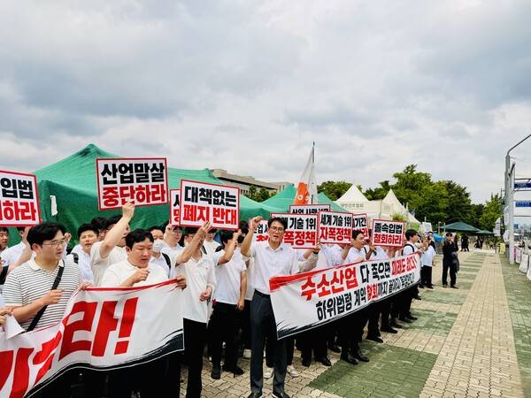 ▲ 이날 집회에는 제조사와 부품업체, 시공·유지보수 기업, 학계 관계자 등 100여명이 참석, 정부는 현장의 목소리를 반영해 제도 개선에 나서야 한다고 강력히 요구했다.