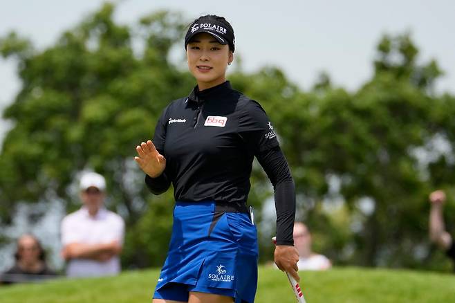 윤이나가 지난달 29일 미국 미네소타주의 헤이즐틴 내셔널 골프클럽에서 열린 LPGA 투어 메이저 대회 제72회 KPMG 여자 PGA 챔피언십 최종 라운드에서 갤러리들에 인사하고 있다.(사진=AP/뉴시스)