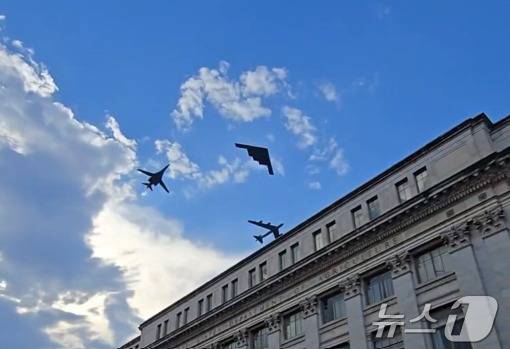 4일(현지시간) 미국 건국 250주년 기념 행사가 열린 워싱턴DC 상공을 B-2 스텔스(가운데), B-52 스트래토포트리스(오른쪽), B-1B 랜서(왼쪽) 등 미국의 3대 전략폭격기가 편대를 이뤄 비행하고 있다. 2026.07.04. ⓒ 뉴스1 류정민 특파원