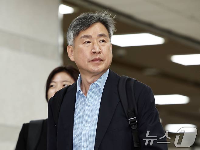 12·3 비상계엄에 가담한 의혹을 받는 김종욱 전 해양경찰청장이 3일 오전 서울 서초구 서울중앙지방법원에서 열리는 구속 전 피의자심문(영장실질심사)에 출석하고 있다. 2026.7.3 ⓒ 뉴스1 구윤성 기자