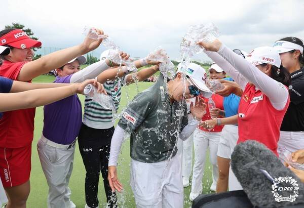 메인스폰서 대회 우승 후 동료들의 축하 받는 김효주 (KLPGA투어 롯데오픈 최종일) /사진=KLPGA