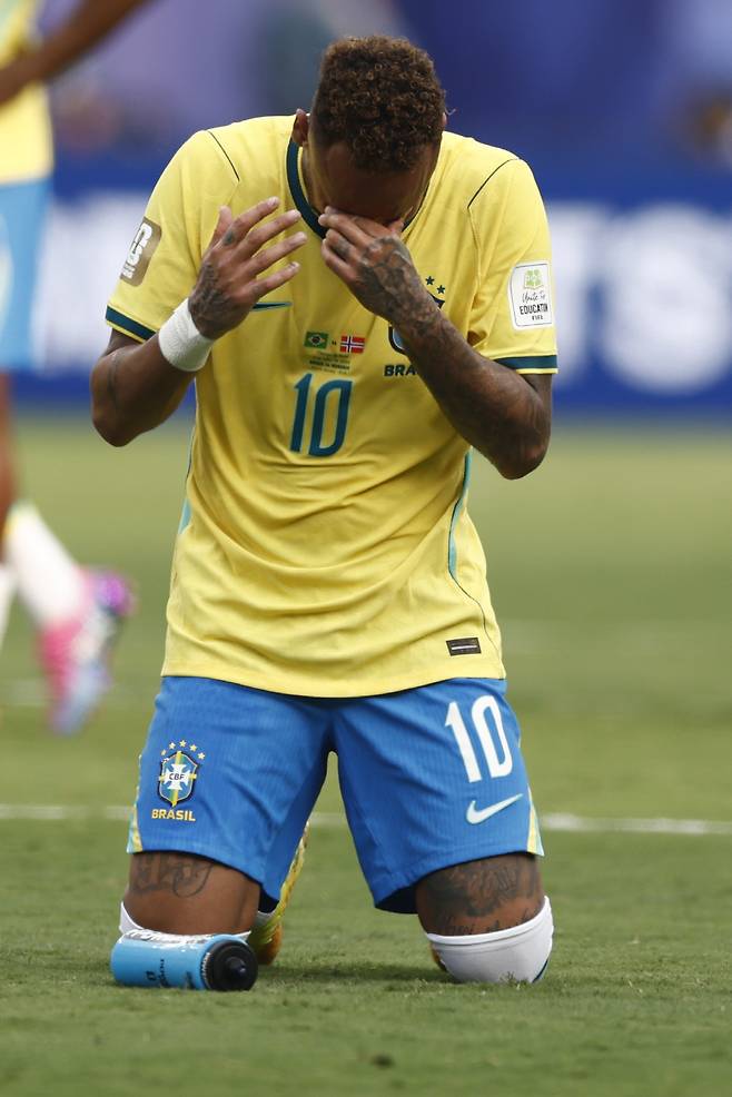 epa13089992 Brazil's Neymar react after their defeat in the FIFA World Cup 2026 Round of 16 match Brazil against Norway, in New Jersey, USA, 05 July 2026.  EPA/WILL OLIVER  <저작권자(c) 연합뉴스, 무단 전재-재배포, AI 학습 및 활용 금지>