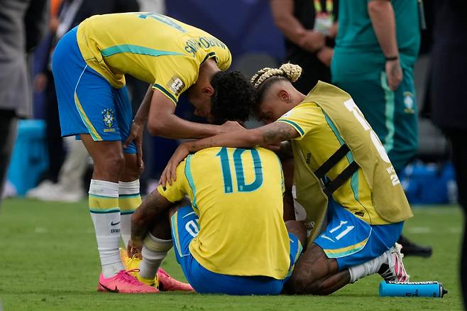 Brazil's Marquinhos, left, Neymar (10) and Raphinha react after losing to Norway the World Cup round of 16 soccer match between Brazil and Norway in East Rutherford, N.J., near New York, Sunday, July 5, 2026. (AP Photo/Seth Wenig)  <저작권자(c) 연합뉴스, 무단 전재-재배포, AI 학습 및 활용 금지>