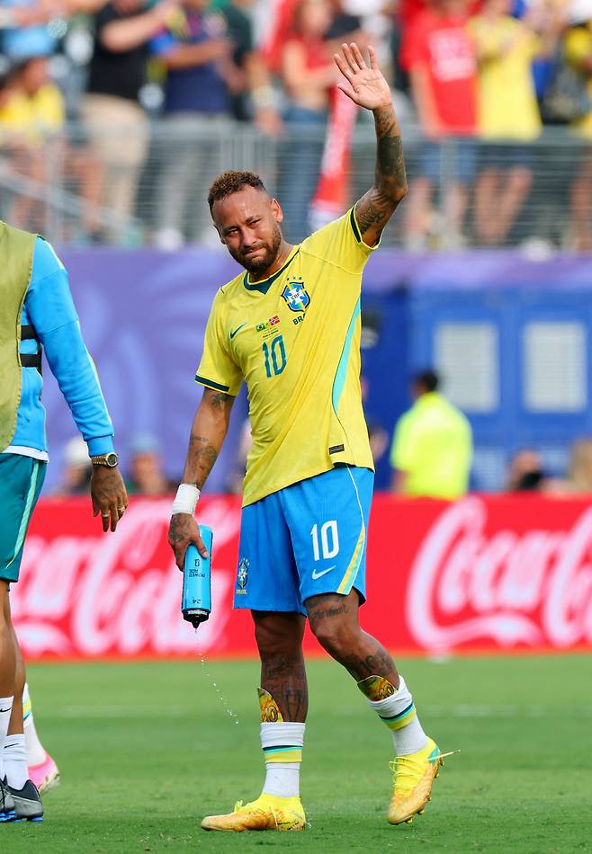 Soccer Football - FIFA World Cup 2026 - Round of 16 - Brazil v Norway - New York New Jersey Stadium, East Rutherford, New Jersey, U.S. - July 5, 2026 Brazil's Neymar Jr. looks dejected as he acknowledges fans after the match as Brazil are eliminated from the World Cup REUTERS/Mike Segar  <저작권자(c) 연합뉴스, 무단 전재-재배포, AI 학습 및 활용 금지>