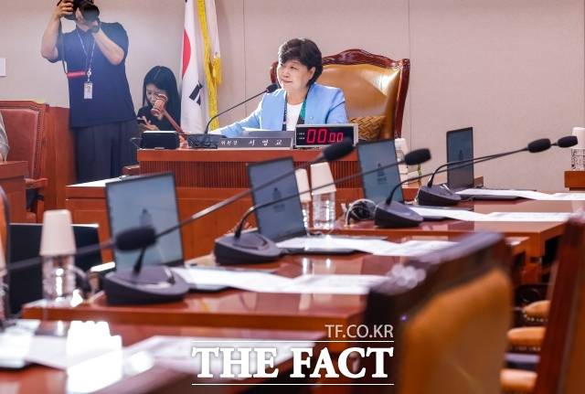 더불어민주당이 후반기 국회 법제사법위원회를 본격 가동하면서 검찰 보완수사권 폐지를 둘러싼 형사소송법 개정 논의도 입법 국면에 들어갔다. 사진은 서영교 법사위원장이 지난 2일 국회 법제사법위원회 전체회의를 주재하는 모습. /뉴시스