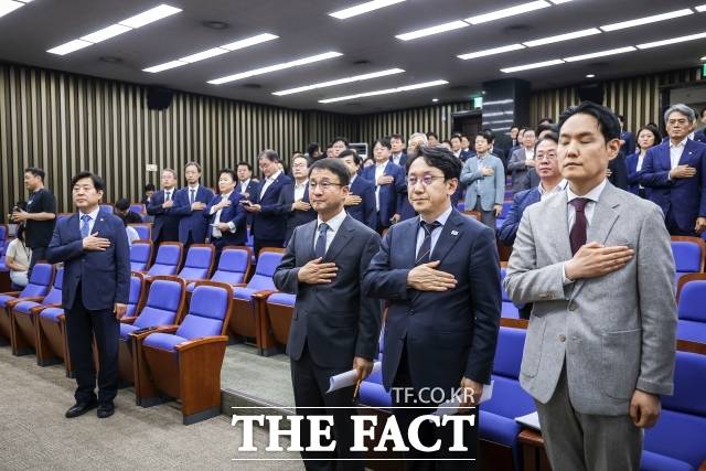 검찰 보완수사권 폐지를 둘러싼 형사소송법 개정 논의가 본격화한 가운데, 더불어민주당 내부에서는 완전 폐지와 예외적 인정 여부를 놓고 다양한 의견이 나오고 있다. 사진은 지난달 30일 더불어민주당 의원총회에 참석한 의원들의 모습. /뉴시스