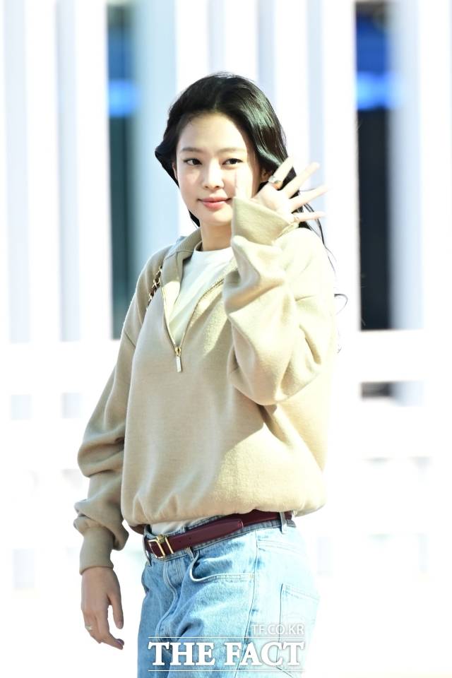 제니는 최근 자신의 SNS를 통해 덴마크 코펜하겐에서의 일상을 공개했. 사우나와 수영을 즐기며 여유로운 시간을 보내는 모습부터 현지 맛집 탐방과 쇼핑까지, 자연스러운 여행 일상이 담겼다. 사진은 제니가 지난 3월 인천국제공항에서 프랑스 파리로 출국을 앞두고 팬들에게 인사하고 있다. /더팩트 DB