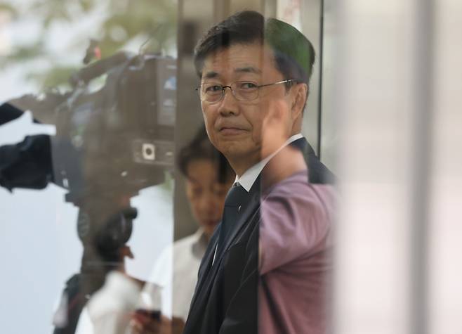 <YONHAP PHOTO-3505> 4차 소환되는 홍장원 전 국정원 1차장    (과천=연합뉴스) 김주형 기자 = 홍장원 전 국가정보원 1차장이 26일 '계엄 정당화 메시지 전달' 의혹과 관련해 피의자 신분으로 조사를 받기 위해 경기도 과천 권창영 2차 종합 특별검사팀으로 출석하고 있다. 2026.6.26    kjhpress@yna.co.kr/2026-06-26 09:29:56/<저작권자 ⓒ 1980-2026 ㈜연합뉴스. 무단 전재 재배포 금지, AI 학습 및 활용 금지>