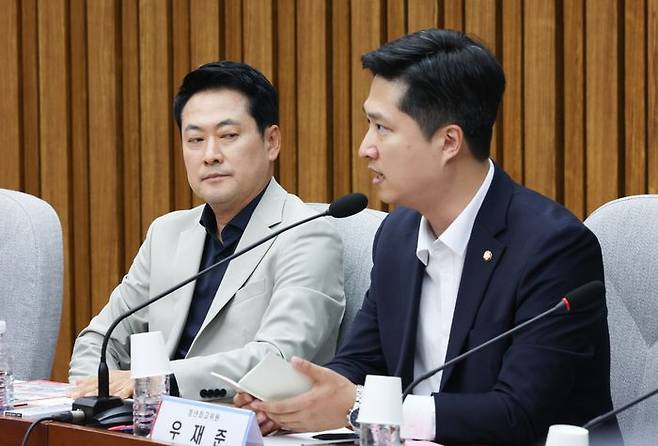 장동혁(왼쪽) 국민의힘 대표가 6월 30일 오후 서울 여의도 국회에서 열린 부정ㆍ무능 선관위 해체 수준의 쇄신 및 재선거 촉구를 위한 청년ㆍ대학생 시국 대토론회에서 우재준 청년최고위원이 발언하는 도중 쳐다보고 있다. ⓒ뉴시스