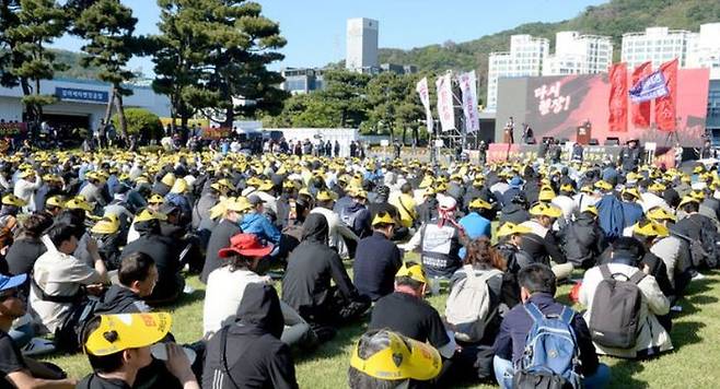 현대자동차 노동조합이 지난 5월13일 울산공장 본관 앞 잔디밭에서 올해 임금협상 승리를 위한 전체 조합원 출정식을 진행하고 있다. ⓒ뉴시스
