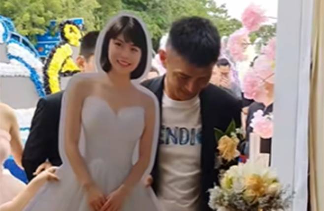 말레이시아의 한 남성이 결혼식을 앞두고 갑작스럽게 세상을 떠난 약혼녀의 등신대와 ‘영혼 결혼식’을 올렸다. 페이스북 캡처(John Muaythai John)