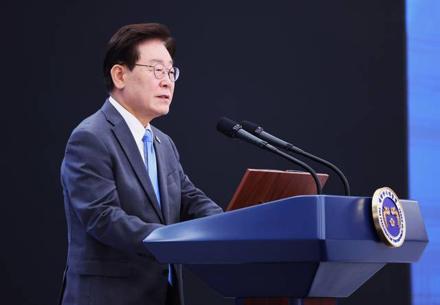 이재명 대통령이 3일 경남 진주시에서 열린 영남권 첨단산업 발전비전 국민보고회에서 축사를 하고 있다. 연합뉴스