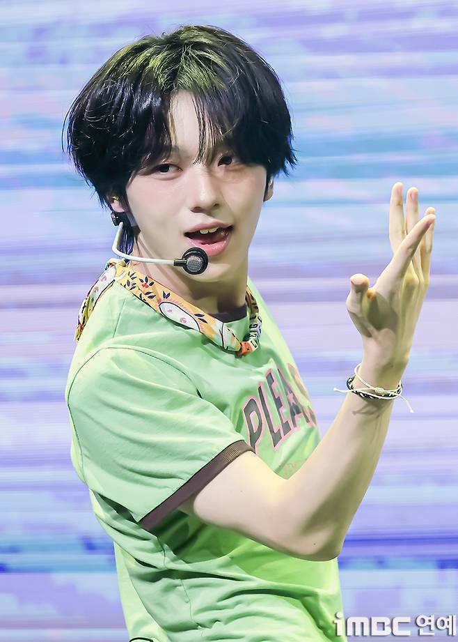 The group VAYONN took the stage at their debut showcase celebrating the release of their first EP, Youth Today, held on the 6th at the NOL Theaters Dongyang Life Hall in Mapo-gu, Seoul. On that day, members Masato, Sen, Jinwi, Ayang, Teru, and Mano took the stage in summery outfits, exuding a refreshing charm.Through this promotional run, VAYONN will kick off their full-fledged debut by presenting the pre-release track Watta Day and the title track MUAH!