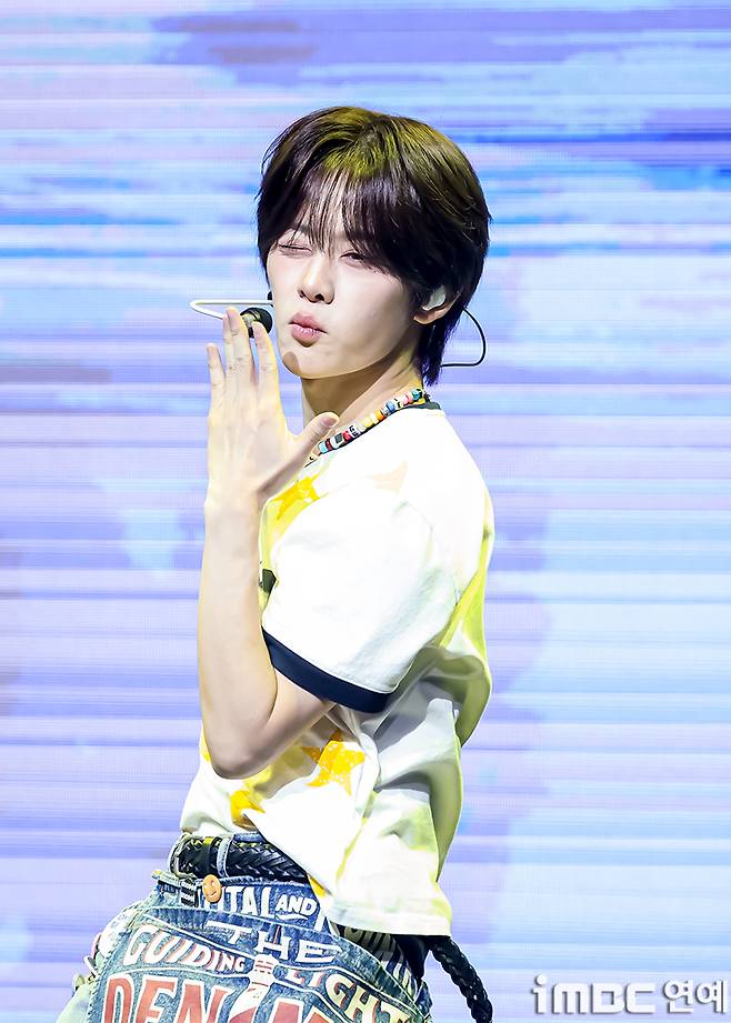 The group VAYONN took the stage at their debut showcase celebrating the release of their first EP, Youth Today, held on the 6th at the NOL Theaters Dongyang Life Hall in Mapo-gu, Seoul. On that day, members Masato, Sen, Jinwi, Ayang, Teru, and Mano took the stage in summery outfits, exuding a refreshing charm.Through this promotional run, VAYONN will kick off their full-fledged debut by presenting the pre-release track Watta Day and the title track MUAH!