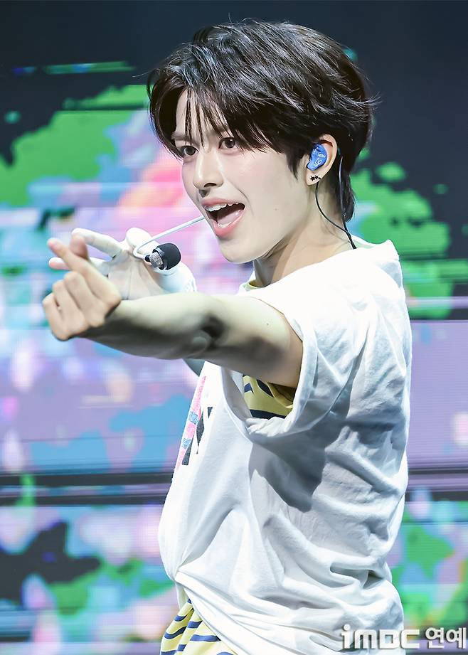 The group VAYONN took the stage at their debut showcase celebrating the release of their first EP, Youth Today, held on the 6th at the NOL Theaters Dongyang Life Hall in Mapo-gu, Seoul. On that day, members Masato, Sen, Jinwi, Ayang, Teru, and Mano took the stage in summery outfits, exuding a refreshing charm.Through this promotional run, VAYONN will kick off their full-fledged debut by presenting the pre-release track Watta Day and the title track MUAH!