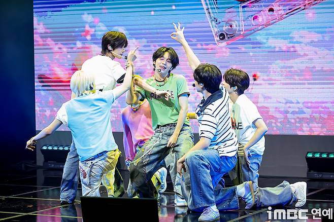 The group VAYONN took the stage at their debut showcase celebrating the release of their first EP, Youth Today, held on the 6th at the NOL Theaters Dongyang Life Hall in Mapo-gu, Seoul. On that day, members Masato, Sen, Jinwi, Ayang, Teru, and Mano took the stage in summery outfits, exuding a refreshing charm.Through this promotional run, VAYONN will kick off their full-fledged debut by presenting the pre-release track Watta Day and the title track MUAH!