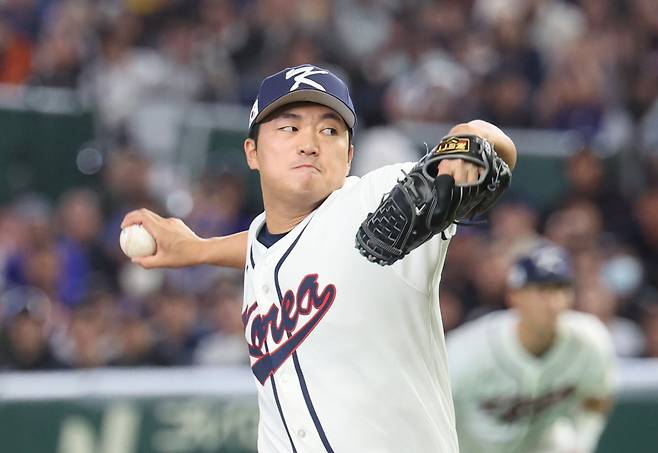 <yonhap photo-5451="">8일 일본 도쿄돔에서 열린 2026 월드베이스볼클래식(WBC) C조 조별리그 3차전 대한민국과 대만의 경기. 9회초 한국 고우석이 역투하고 있다. <저작권자 ⓒ 1980~2026 ㈜연합뉴스. 무단 전재 재배포 금지, AI 학습 및 활용 금지></yonhap>