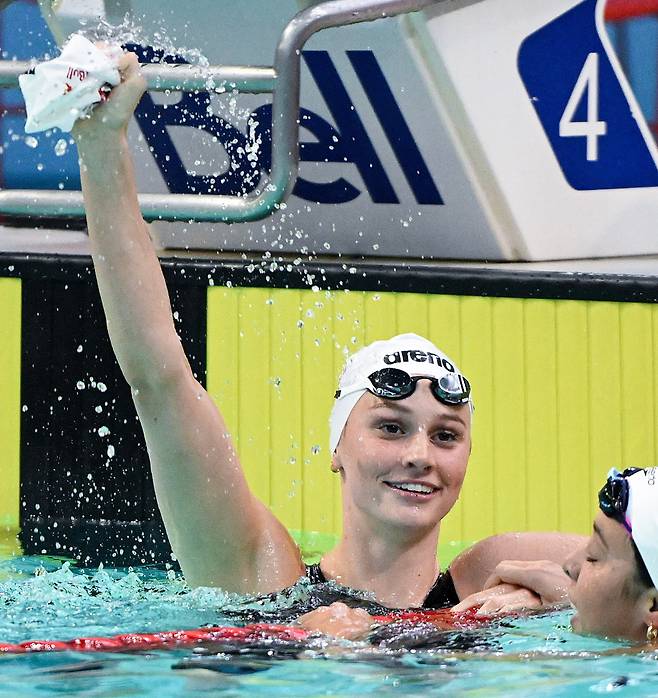 <yonhap photo-3410=""> Summer McIntosh, left, reacts after setting a new world in the women's 200m butterfly final at the Canadian Swimming Trials in Montreal, on Sunday, July 5, 2026. (Graham Hughes/The Canadian Press via AP) MANDATORY CREDIT/2026-07-06 09:20:40/ <저작권자 ⓒ 1980~2026 ㈜연합뉴스. 무단 전재 재배포 금지, AI 학습 및 활용 금지></yonhap>
