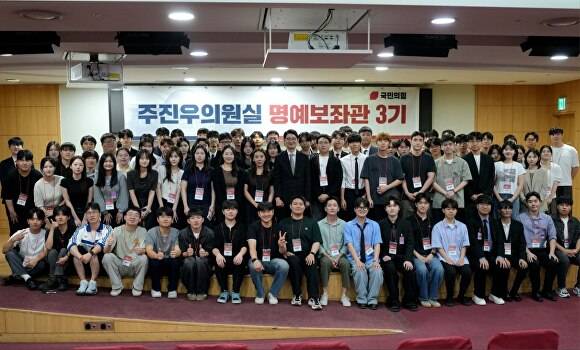 주진우 국민의힘 국회의원이 6일 명예보좌관 3기 참여자들과 기념촬영을 하고 있다. [사진=주진우 의원실]