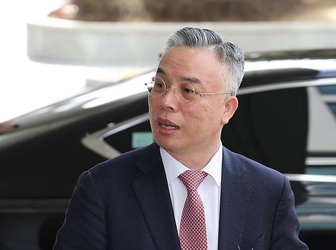 '3대 특검'(내란·김건희·순직해병) 이후 남은 의혹을 수사하는 권창영 종합특별검사가 지난 2월 26일 내란·외환 의혹을 수사한 조은석 특별검사를 예방하기 위해 서울고검 청사로 들어서고 있다. 연합뉴스