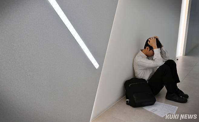 기업들의 ‘경력 있는 신입’ 선호 현상에 노동시장으로 첫 진입하려는 청년들의 어려움이 커지고 있다. 박효상 기자