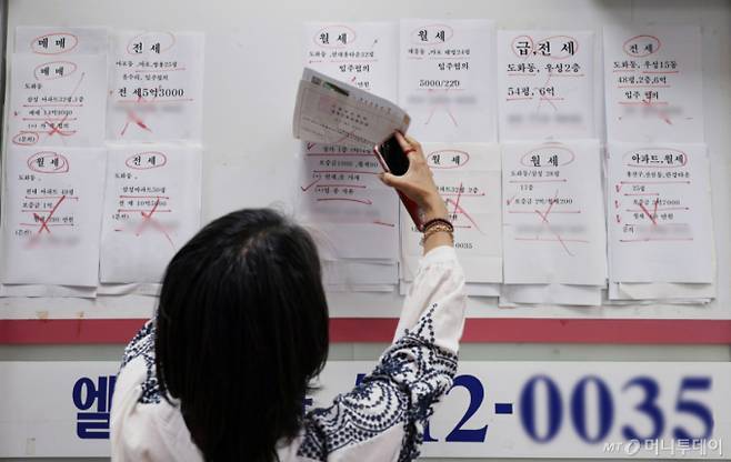 [서울=뉴시스] 김진아 기자 = 전국 전셋값도 상승세를 이어가고 있는 2일 서울 시내 부동산에 매물 정보가 붙어있다.   한국부동산원이 발표한 '6월5주(6월29일 기준) 전국 주간 아파트가격 동향'에 따르면 전국 아파트 매매가격은 전주 대비 0.09% 상승했다. 전국 전셋값도 상승세를 이어갔다. 전국 아파트 전세가격은 0.11% 상승했으며 수도권은 0.19%, 지방은 0.03% 각각 올랐다. 2026.07.02. bluesoda@newsis.com /사진=김진아