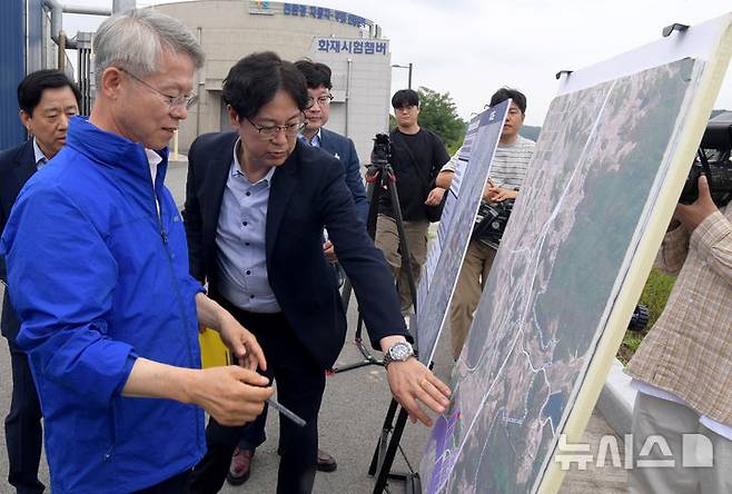 [전남광주=뉴시스] 민형배 전남광주통합특별시장, 반도체 공장 후보지 점검. (사진=전남광주특별시청 제공). photo@newsis.com *재판매 및 DB 금지
