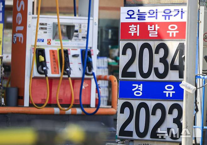 [서울=뉴시스] 정병혁 기자 = 지난해 4월 26일 서울 시내 한 주유소의 유가 정보. (사진=뉴시스DB) 2026.07.06. jhope@newsis.com