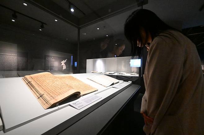 [부산=뉴시스] 6일 부산광역시 남구 부산박물관에서 열린 특별전 '조선의 기록과 문화, 만세(萬世)에 전하노니' 언론공개회 현장 (사진=국가유산청 제공) 2026.07.06. photo@newsis.com *재판매 및 DB 금지
