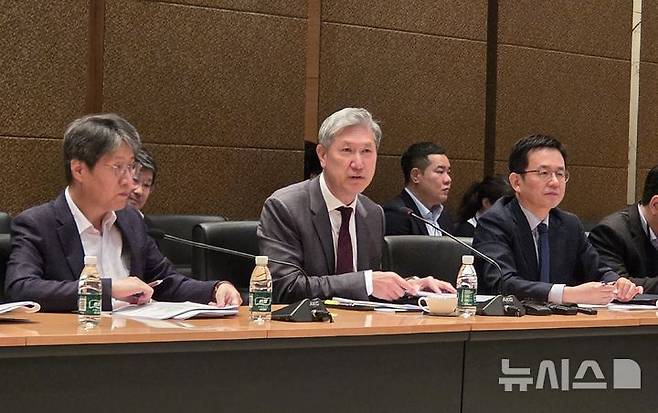 [베이징=뉴시스] 박정규 특파원 = 노재헌 주중국대사가 3일 베이징 주중대사관에서 정례브리핑을 열고 한·중 정상회담 결과를 설명하고 있다. 2025.11.03 pjk76@newsis.com