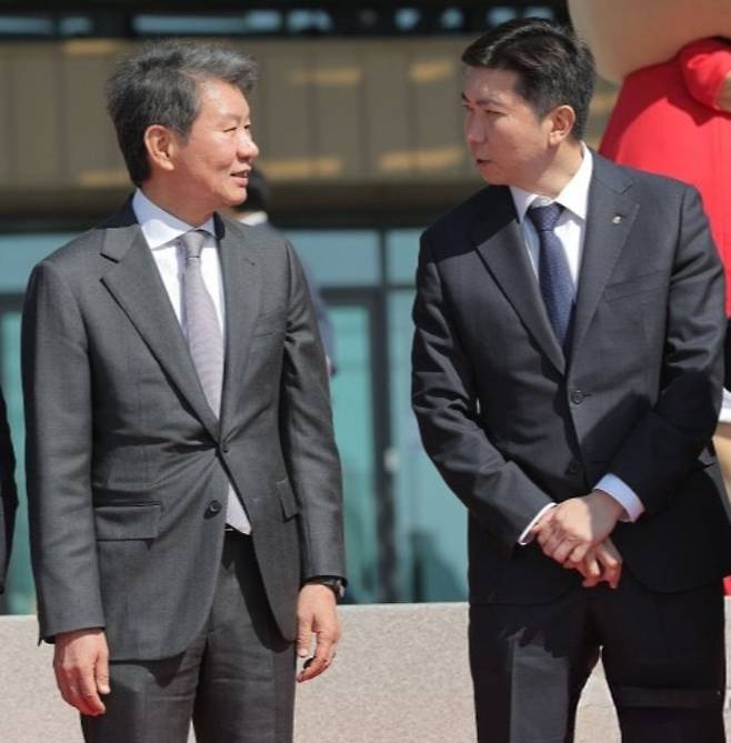 지난 4월 7일 충남 천안 코리아풋볼파크에서 열린 공식 개관식에서 정몽규 대한축구협회장과 유승민 대한체육회장(사진 오른쪽)이 대화를 나누고 있다. 연합뉴스