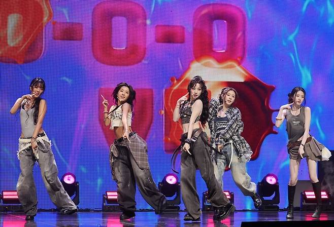 아이들이 타이틀곡 '김미 댓 러브' 무대를 하는 모습. 연합뉴스