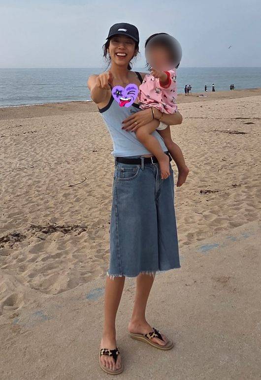 Singer and actress Son Dam-bi has personally addressed the controversy over causing a disturbance while blowing soap bubbles in the living room of her familys vacation rental. Son Dam-bi put the controversy to rest by explaining that she wiped the floor clean with a towel after blowing the bubbles.Recently, Son Dam-bi posted a video on her social media showing her playing with soap bubbles with her daughter at their lodging during a trip to Sokcho. Some netizens who saw the video reacted critically, arguing that blowing soap bubbles in a shared lodging space was inappropriate.Some netizens argued that it was a nuisance, pointing out the risk of the floor becoming slippery and the cleaning issues it would cause. On the other hand, others argued that she was simply spending quality time with her child and that the criticism was excessive.As the controversy spread, Son Dam-bi personally responded in the comments section to clarify that she had cleaned up afterward. With this, the debate over her use of the accommodation has been temporarily resolved.