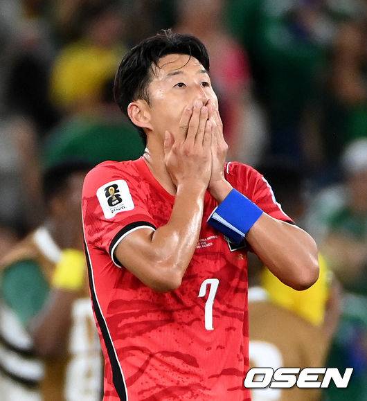 [OSEN=몬테레이(멕시코), 이대선 기자] 홍명보 감독이 이끄는 대한민국 축구대표팀은 25일(이하 한국시간) 오전 10시 멕시코 몬테레이 스타디움에서 개최된 2026 국제축구연맹(FIFA) 북중미 월드컵 조별리그 A조 최종전에서 남아프리카공화국에게 0-1 충격패를 당했다. 1승2패가 된 한국은 A조 3위로 밀리며 32강 자력진출에 실패했다. 한국은 나머지 조들의 상황을 따져보고 32강에 진출할 가능성은 남아있다.경기 종료 후 대한민국 손흥민이 패배에 아쉬워하고 있다. 2026.06.25 /sunday@osen.co.kr