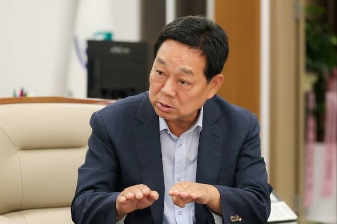 3수 끝에 상대 후보를 불과 46표 차로 따돌리고 군민의 선택을 받은 전화식 경북 성주군수가 5일 집무실에서 진행한 인터뷰에서 민선 9기 군정 철학을 상세하게 설명하고 있다. 성주군 제공