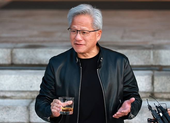 젠슨 황 엔비디아 최고경영자(CEO)가 지난달 8일 서울 중구 신라호텔에서 열린 ‘코리아 AI 에코시스템 리셉션’을 마친 뒤 인사말을 하고 있다. 연합뉴스