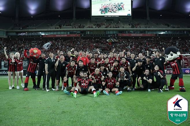 FC서울 선수들이 5일 서울월드컵경기장에서 인천 유나이티드를 1-0으로 꺾은 뒤  홈팬 앞에서 기념사진을 찍고 있다. 프로축구연맹 제공