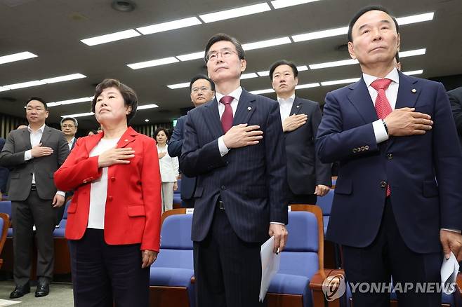 국회부의장 후보자 선출 의원총회, 국기에 경례하는 조배숙-조경태-박덕흠 의원 (서울=연합뉴스) 이동해 기자 = 국민의힘 조배숙, 조경태, 박덕흠 의원이 13일 국회에서 열린 제22대 국회 후반기 당 국회부의장 후보자 선출 의원총회에서 국기에 경례하고 있다. 2026.5.13 eastsea@yna.co.kr
