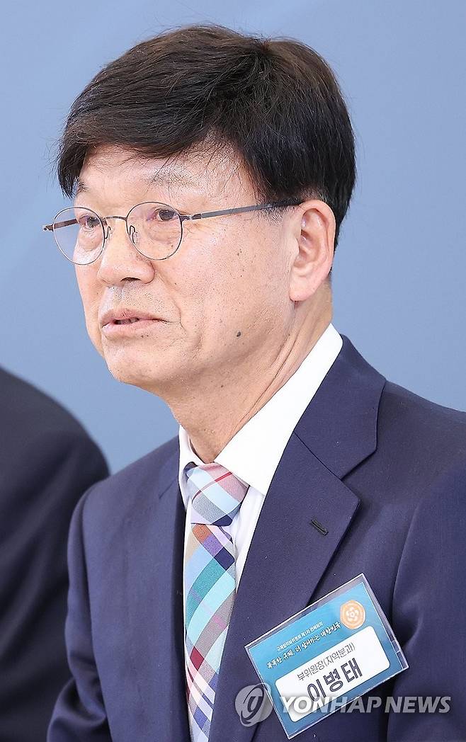 '5·18 성역 발언 논란' 이병태 부위원장 사퇴 (서울=연합뉴스) "5·18이 성역이 됐다"는 발언으로 논란이 된 이병태 대통령 직속 규제합리화위원회 부위원장이 6일 사퇴했다.
    청와대 강유정 수석대변인은 이날 기자단에 보낸 공지를 통해 "이 부위원장이 사퇴 의사를 전했으며, 청와대는 이를 수용하기로 했다"고 밝혔다. 2026.7.6 [연합뉴스 자료사진] photo@yna.co.kr