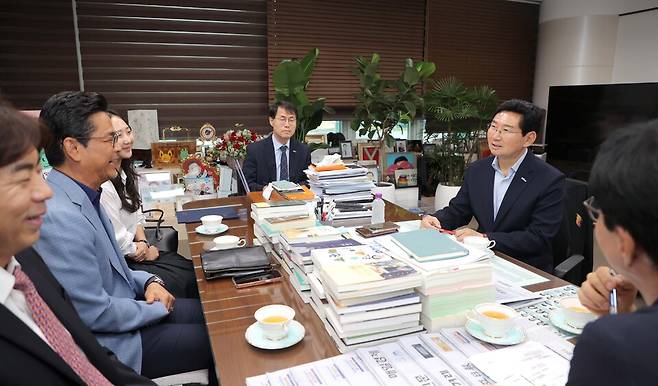 이상일(오른쪽)용인시장이 글로벌 반도체 장비 기업 어플라이드 머티어리얼즈와 투자 협약을 마친뒤 담소를 나누고 있다.<용인시 제공>